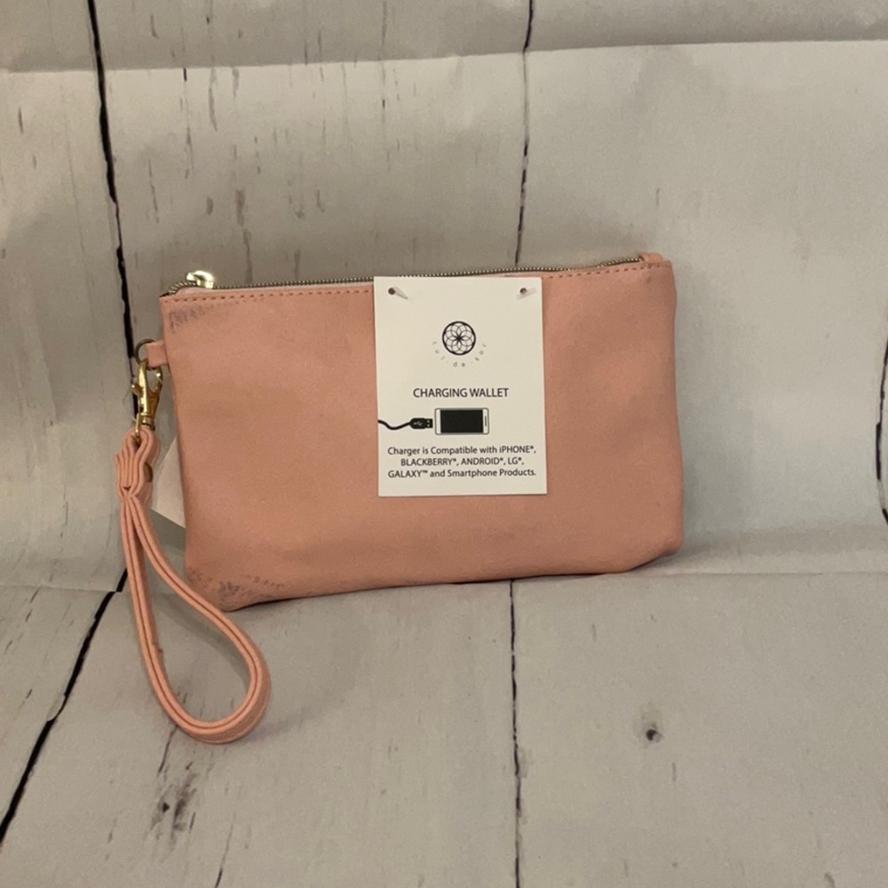 Charging wristlet Wallet